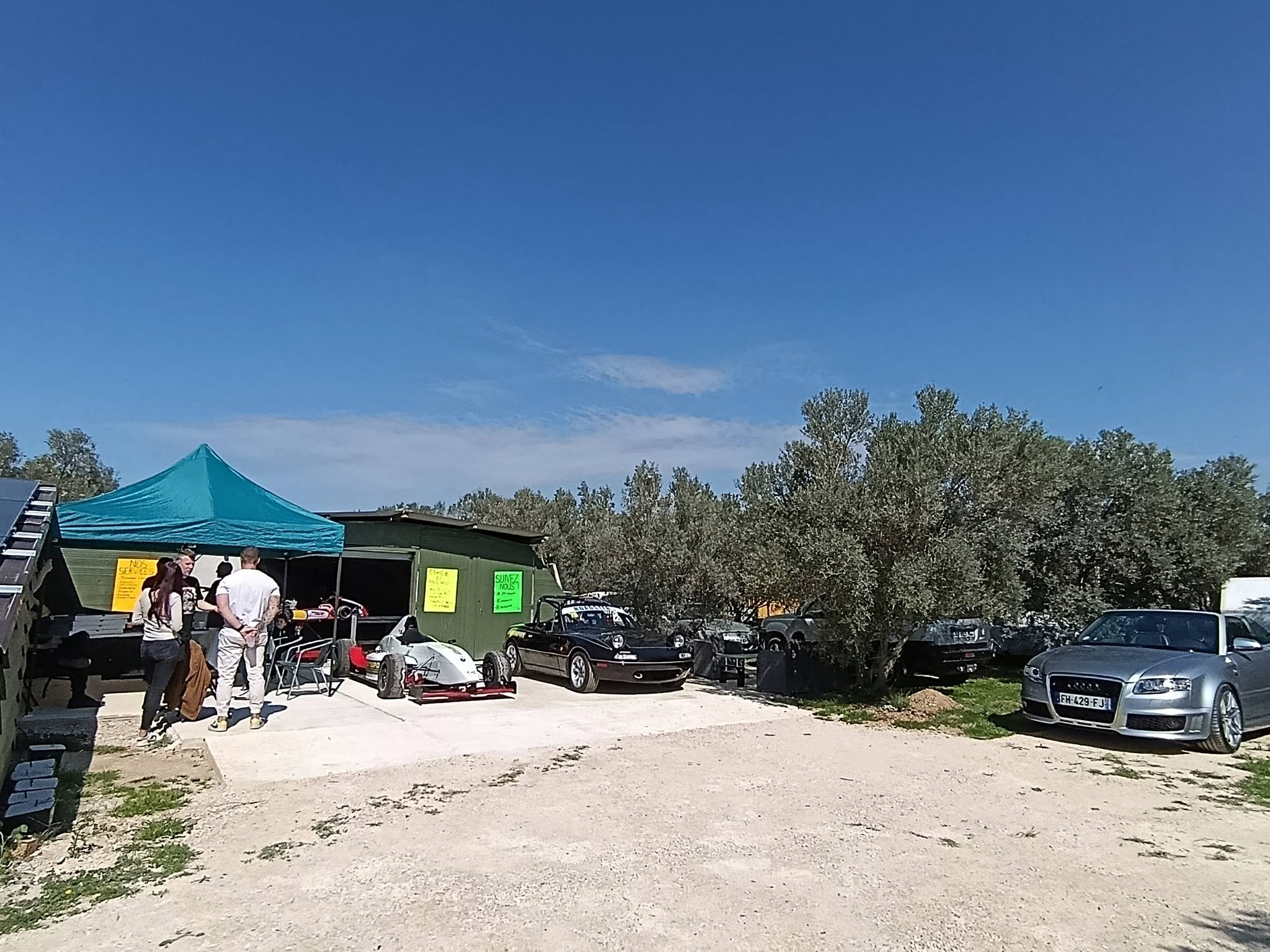 Extérieur de l'atelier avec véhicules de piste