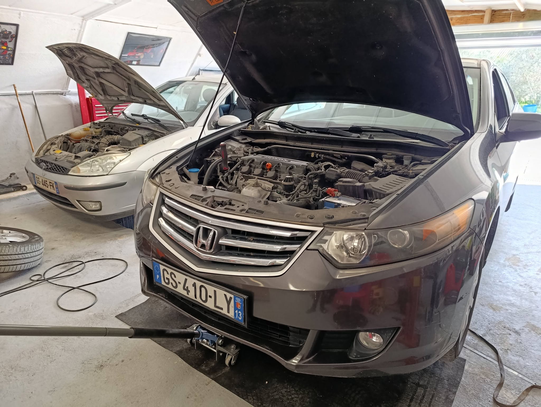 Berlines en atelier, capots ouverts